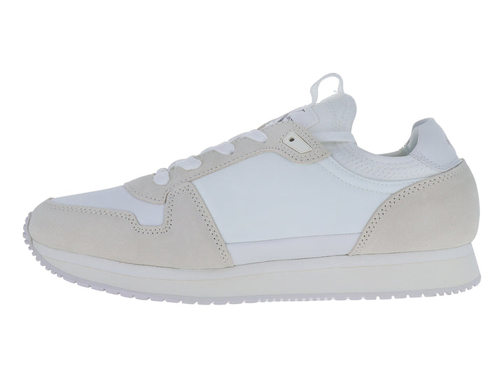 Tenis Calvin Klein en colores blanco y marfil con agujetas y suela blanca.