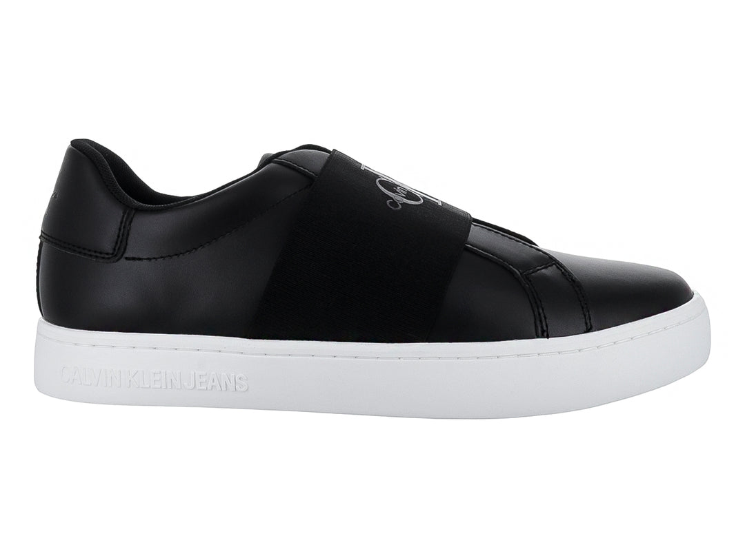 Tenis Calvin Klein color negro con suela blanca y banda elástica frontal, estilo casual slip-on.