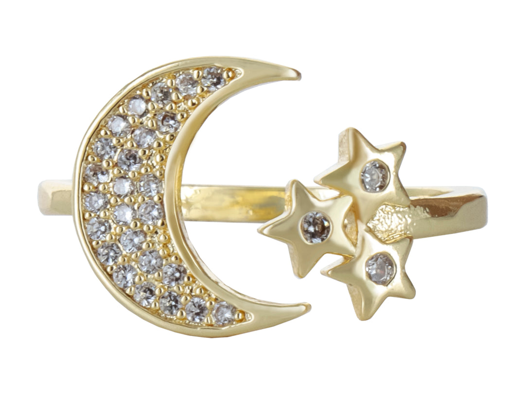 Anillo dorado con diseño de luna creciente y tres estrellas pequeñas, adornado con brillantes circonias blancas.