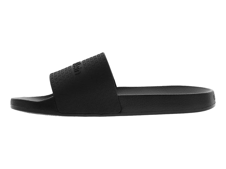 Sandalia deslizante color negro de la marca Calvin Klein con correa texturizada y logo grabado.