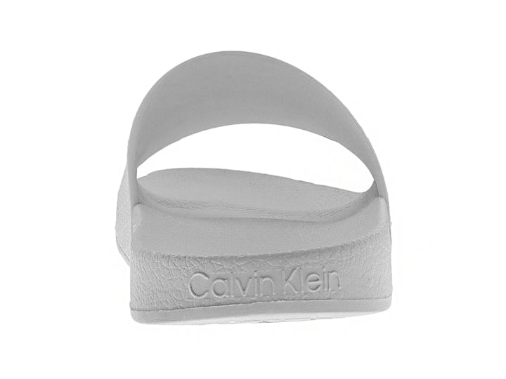 Sandalia slide de color blanco para mujer con logotipo en relieve de Calvin Klein.
