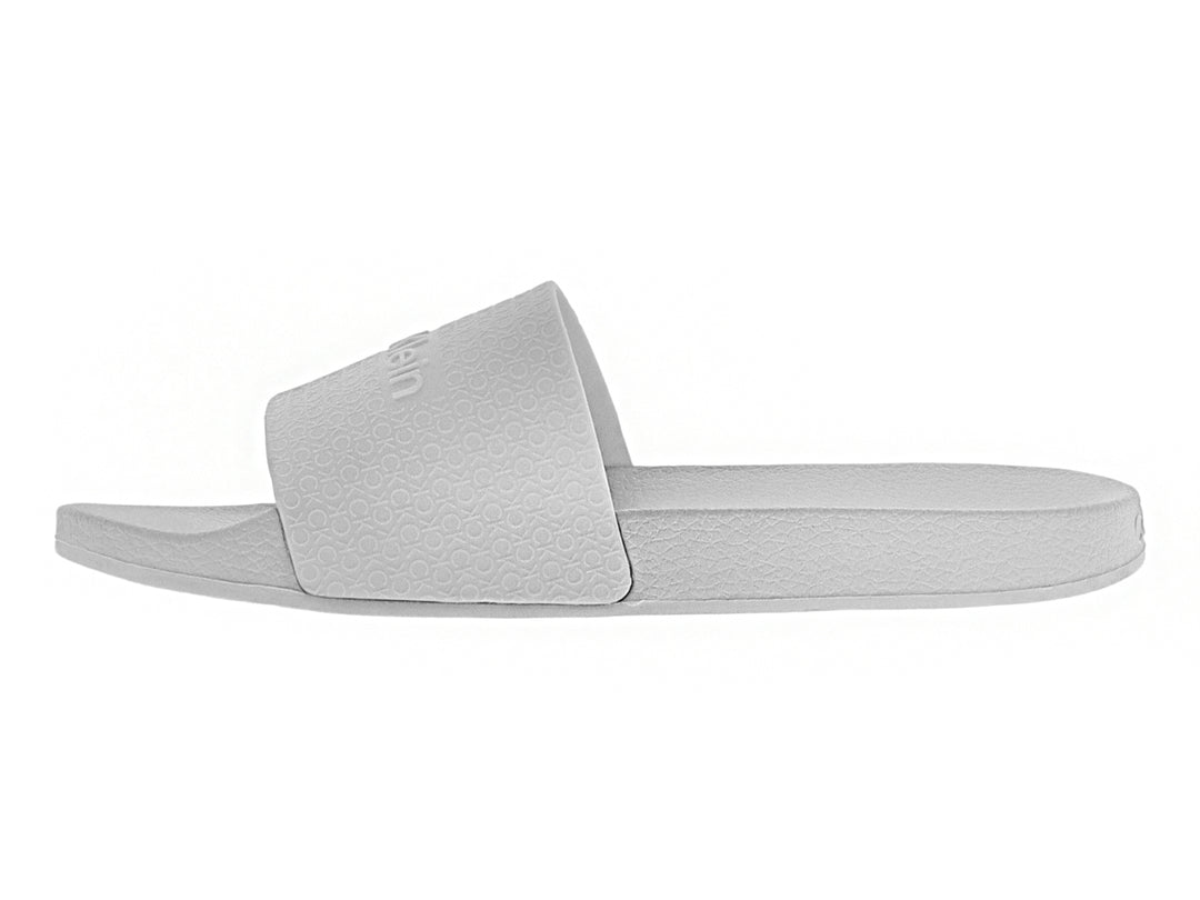 Sandalia slide de color blanco para mujer con logotipo en relieve de Calvin Klein.