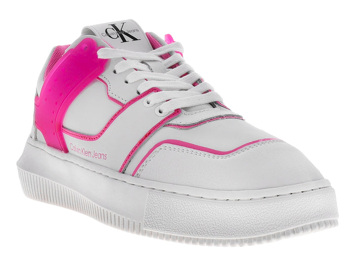 Tenis blancos Calvin Klein con detalles en rosa neón y suela blanca.