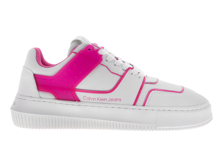 Tenis blancos Calvin Klein con detalles en rosa neón y suela blanca.