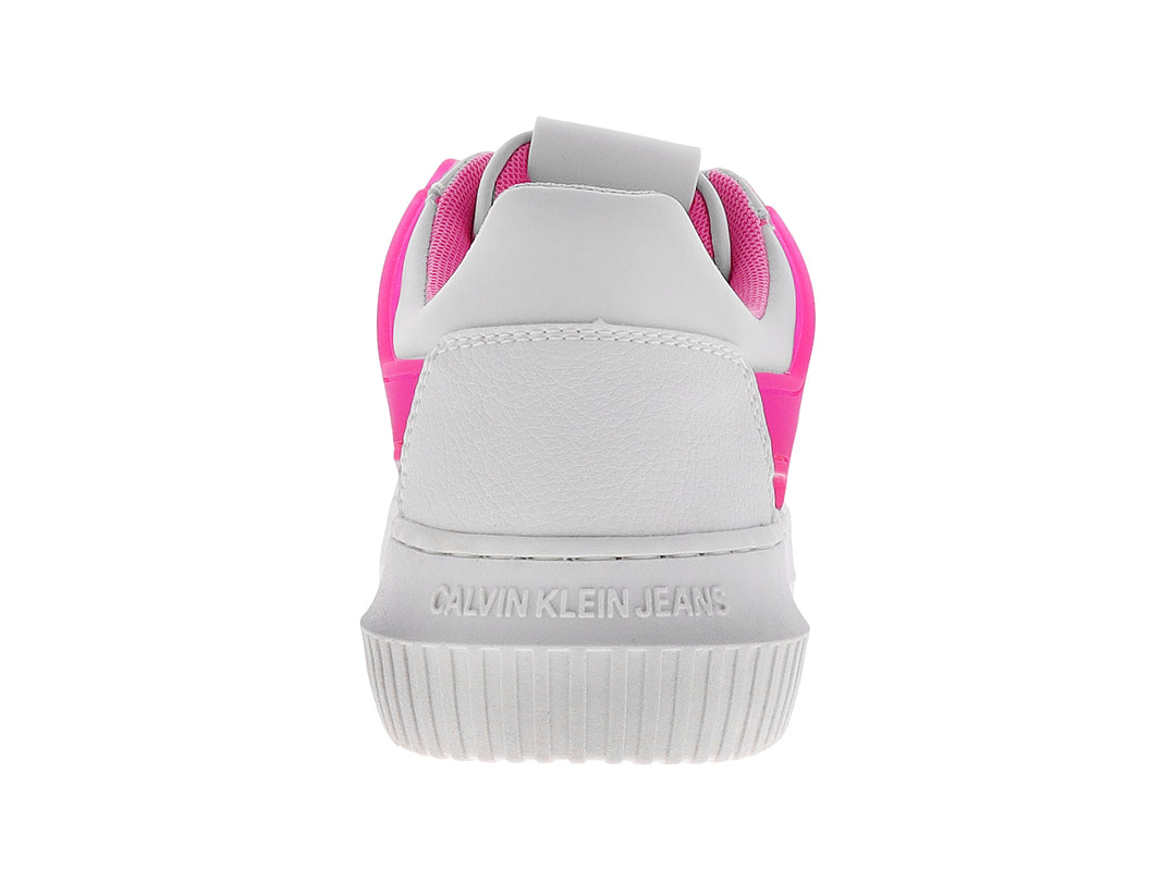 Tenis blancos Calvin Klein con detalles en rosa neón y suela blanca.