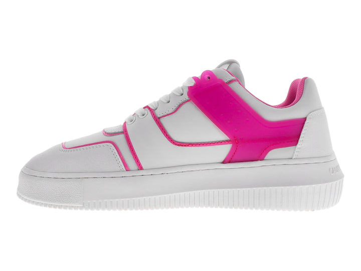 Tenis blancos Calvin Klein con detalles en rosa neón y suela blanca.