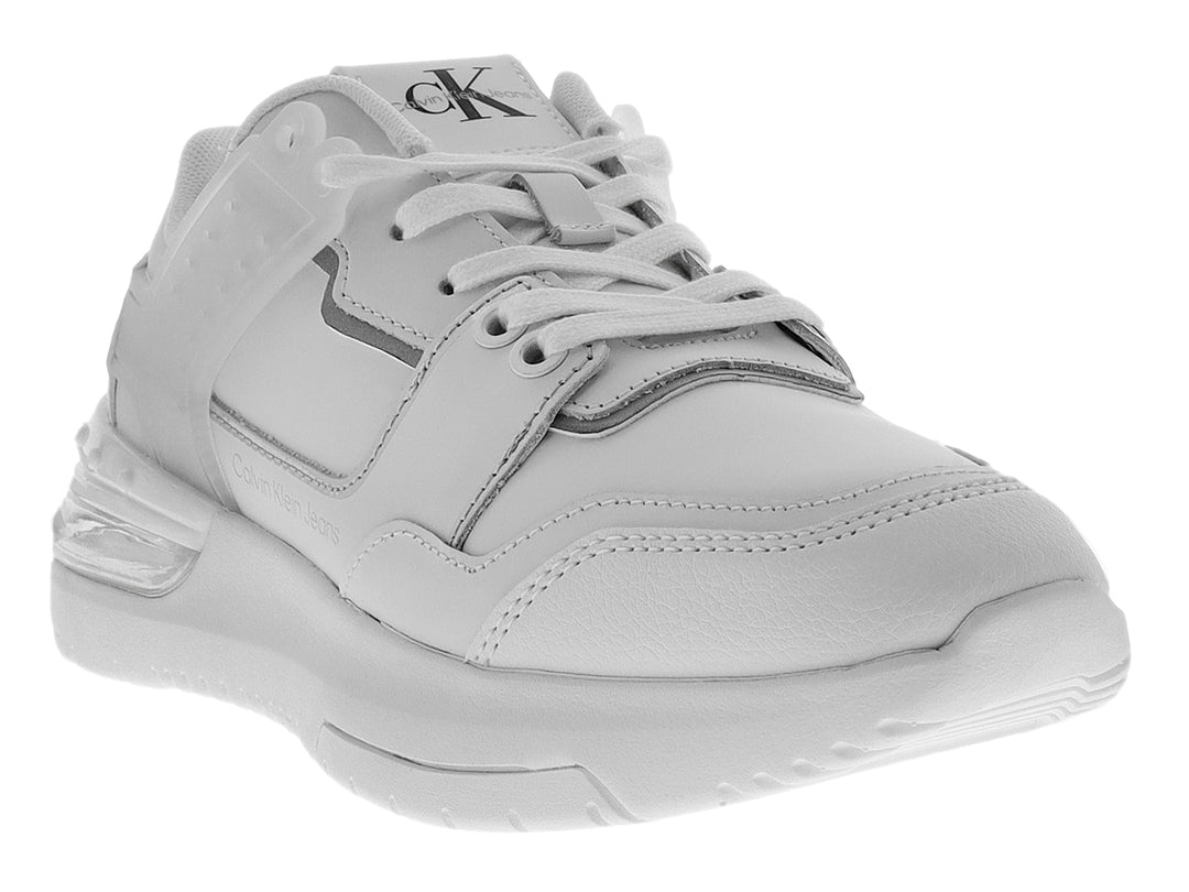 Tenis blancos Calvin Klein con suela gruesa y detalles minimalistas en gris.