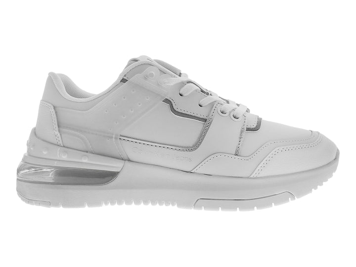 Tenis blancos Calvin Klein con suela gruesa y detalles minimalistas en gris.