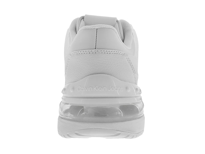 Tenis blancos Calvin Klein con suela gruesa y detalles minimalistas en gris.