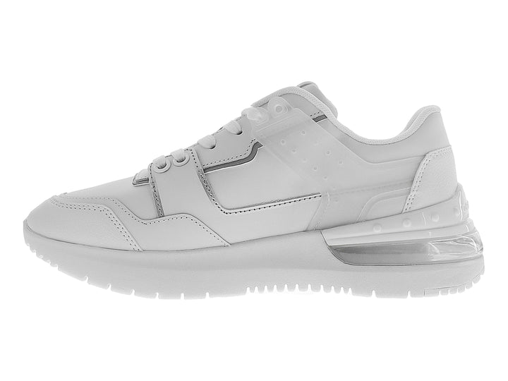 Tenis blancos Calvin Klein con suela gruesa y detalles minimalistas en gris.
