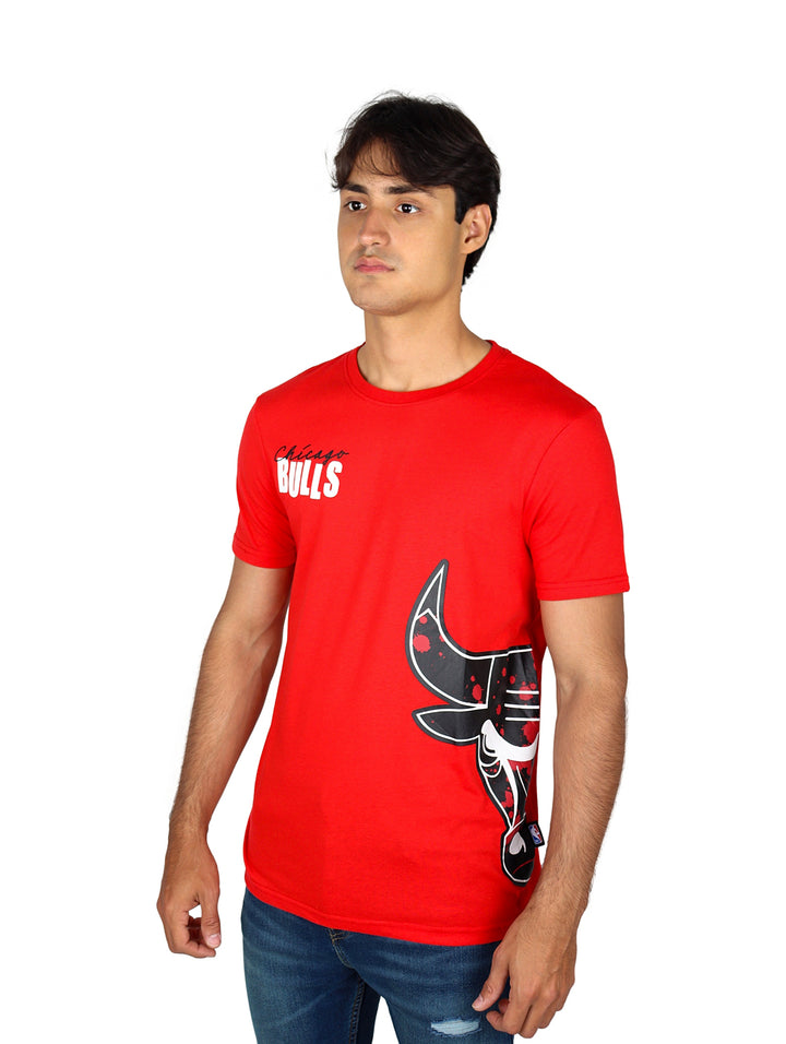 Hombre vistiendo camiseta roja de manga corta con logotipo de los Chicago Bulls.