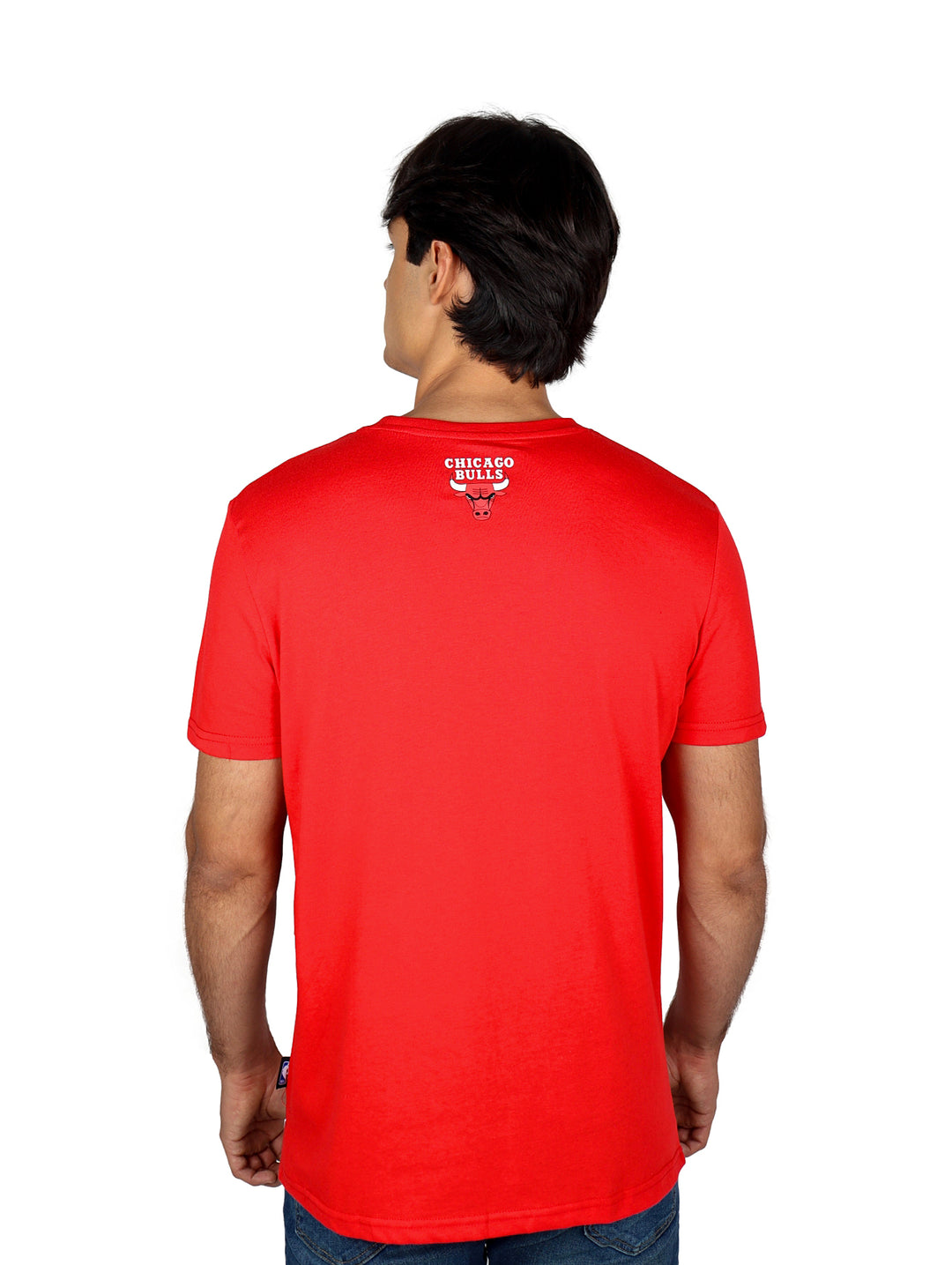 Hombre vistiendo camiseta roja de manga corta con logotipo de los Chicago Bulls.