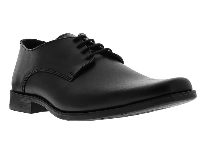 Zapato formal negro de material sintético con cordones y suela plana para niño.