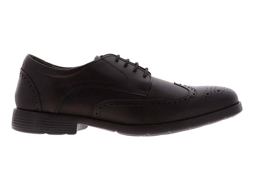 Zapato formal color café oscuro con cordones y detalles perforados en la punta y costados.