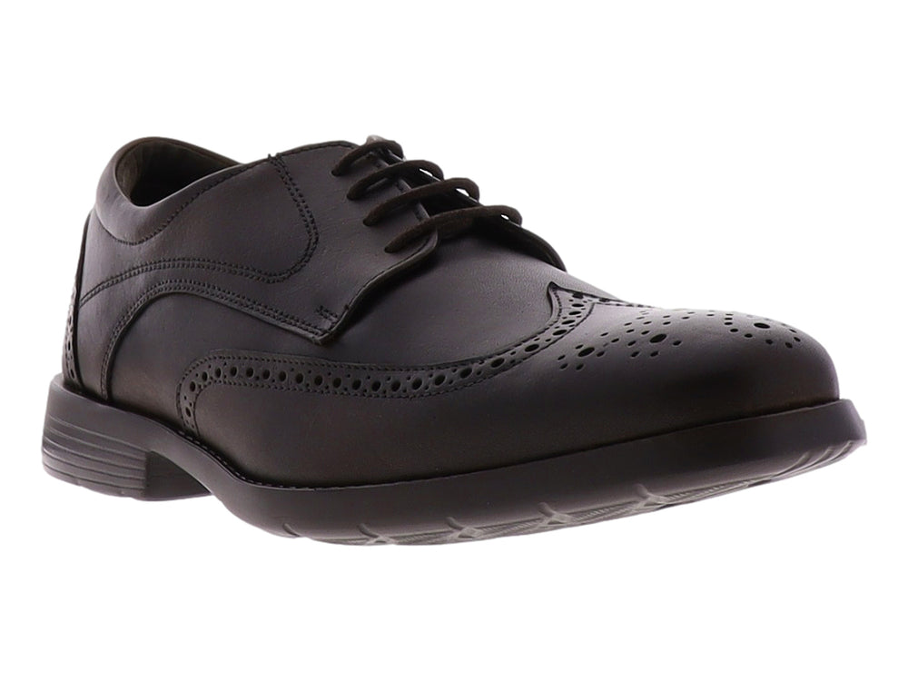 Zapato formal color café oscuro con cordones y detalles perforados en la punta y costados.