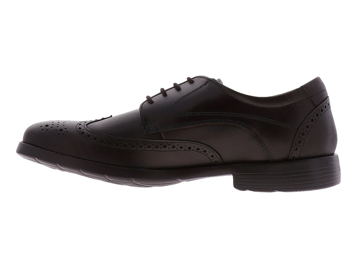 Zapato formal color café oscuro con cordones y detalles perforados en la punta y costados.