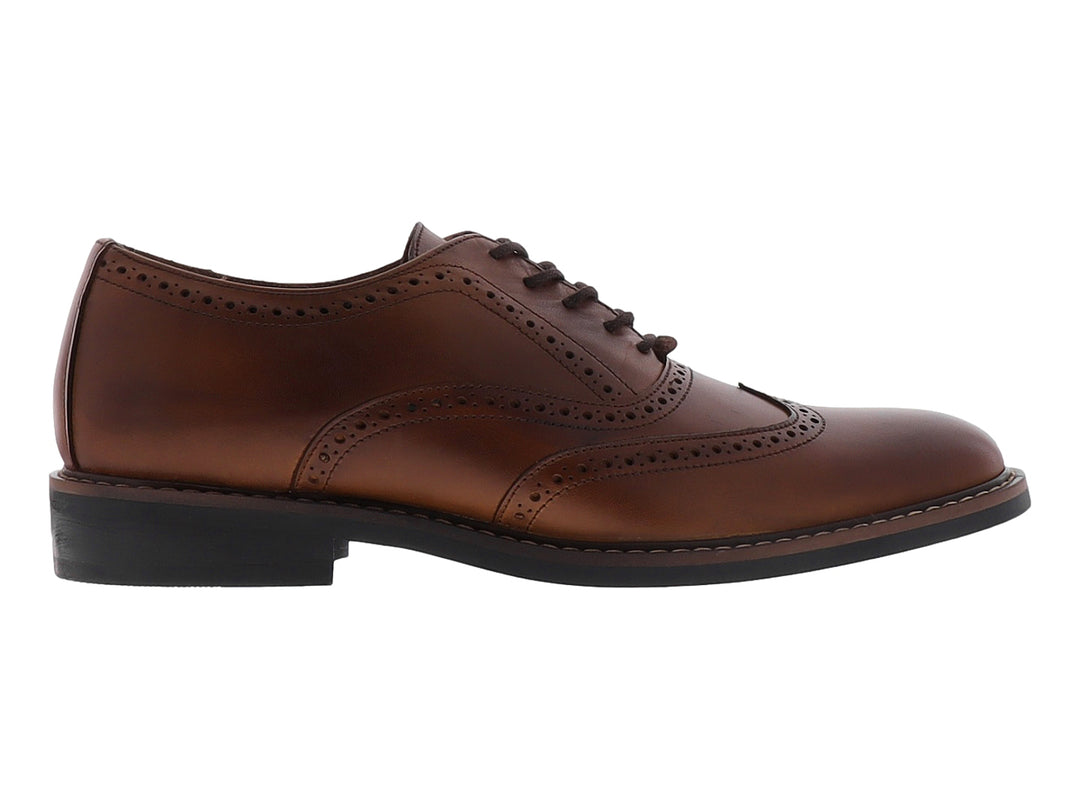 Zapato Oxford color brandy de cuero con detalles perforados tipo brogue y suela negra.