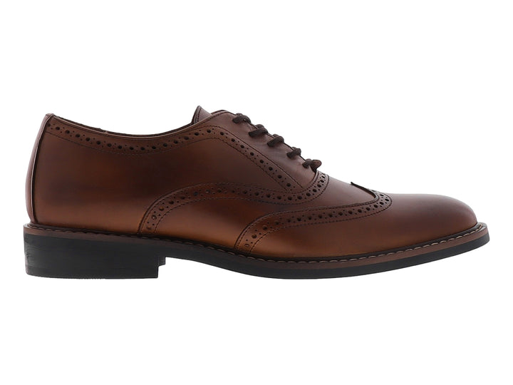 Zapato Oxford color brandy de cuero con detalles perforados tipo brogue y suela negra.
