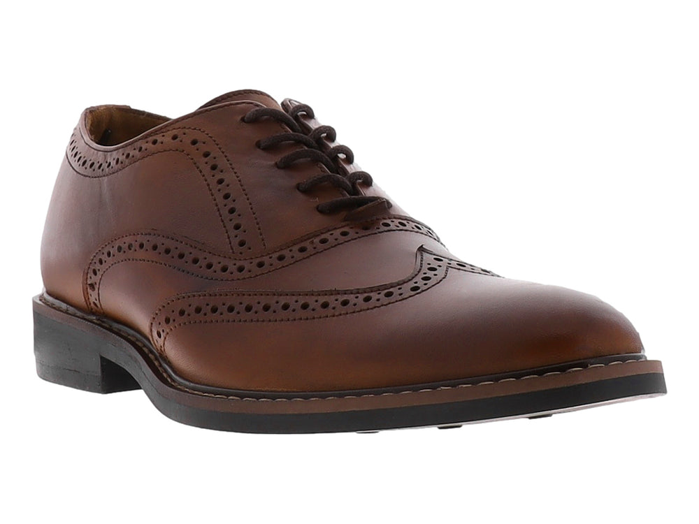 Zapato Oxford color brandy de cuero con detalles perforados tipo brogue y suela negra.