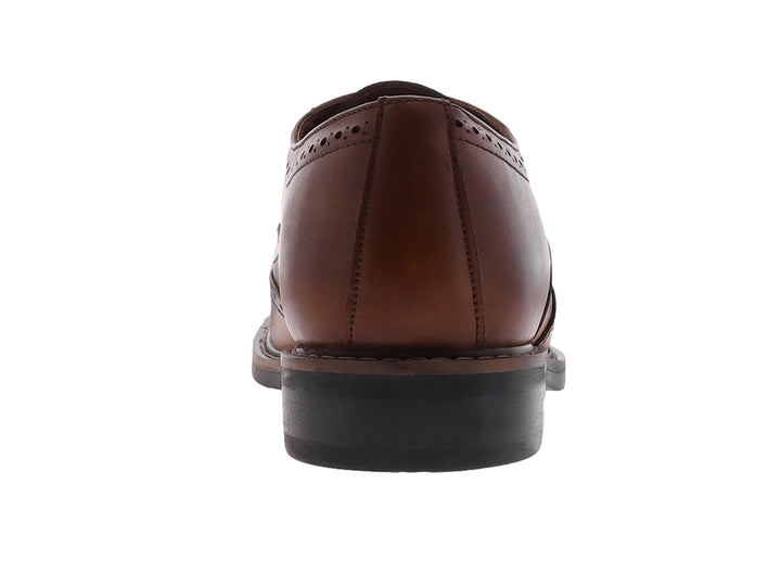 Zapato Oxford color brandy de cuero con detalles perforados tipo brogue y suela negra.