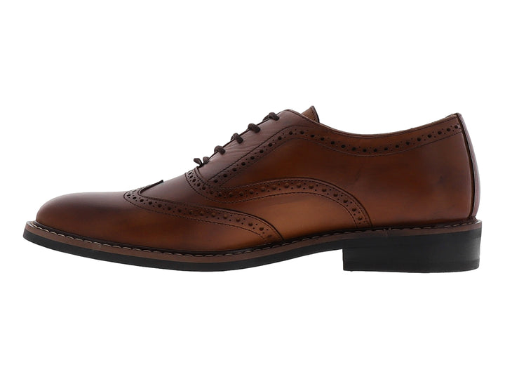 Zapato Oxford color brandy de cuero con detalles perforados tipo brogue y suela negra.
