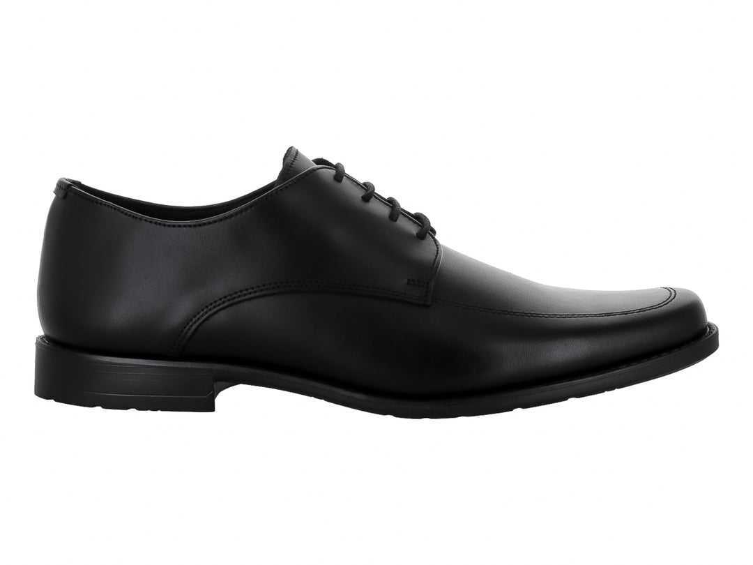 Zapato formal negro con agujetas y acabado brillante.