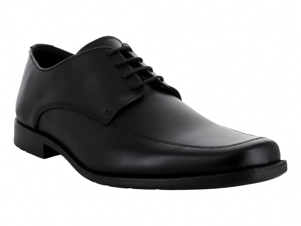 Zapato formal negro con agujetas y acabado brillante.