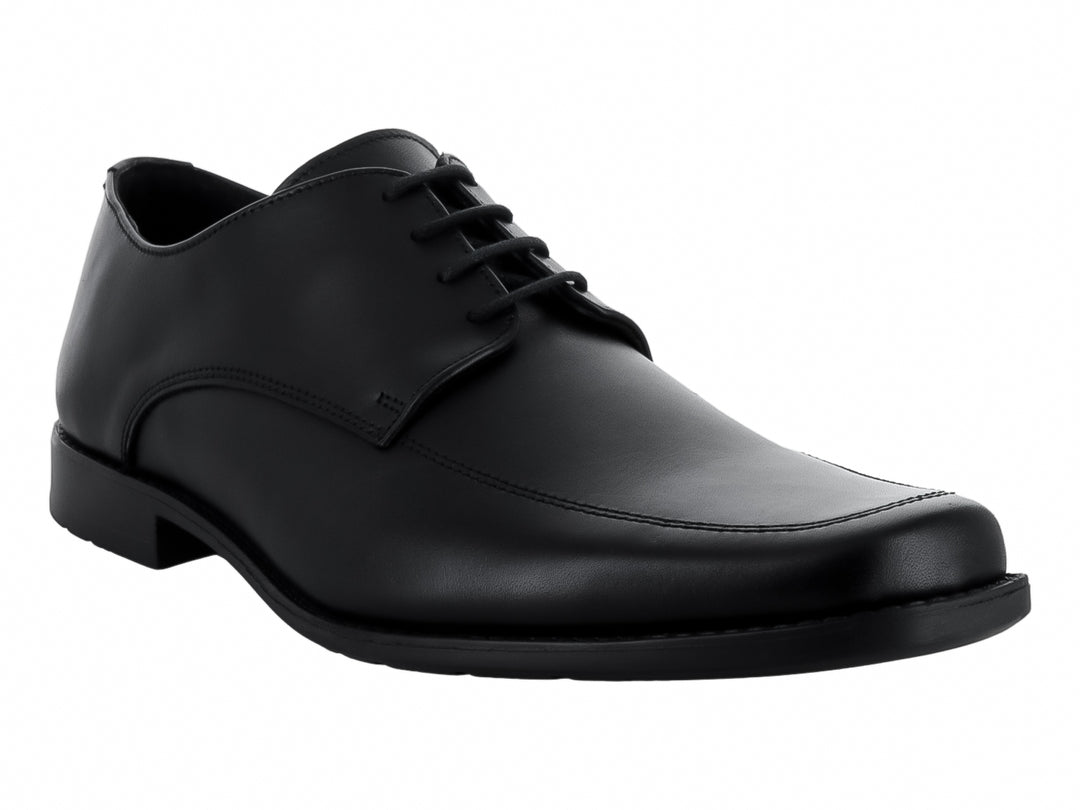 Zapato formal negro con agujetas y acabado brillante.