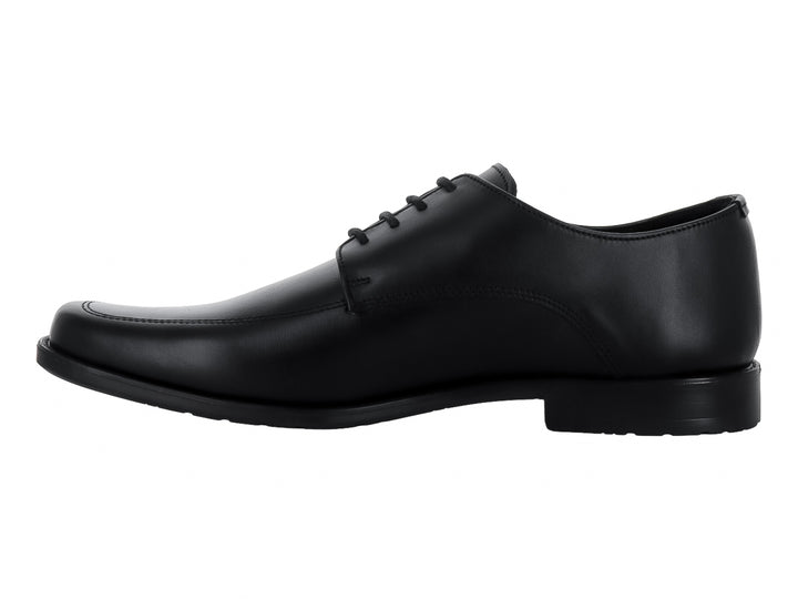 Zapato formal negro con agujetas y acabado brillante.
