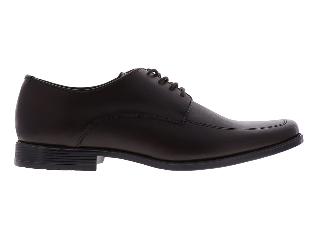 Zapato formal de color café oscuro con cordones y suela plana.