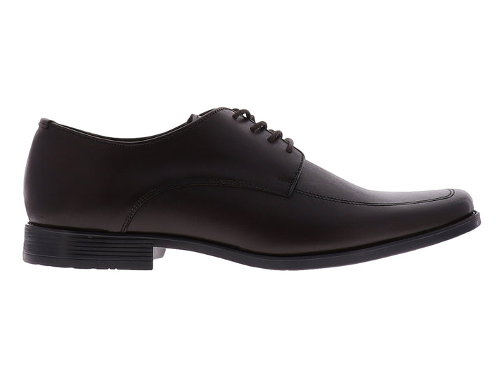 Zapato formal de color café oscuro con cordones y suela plana.