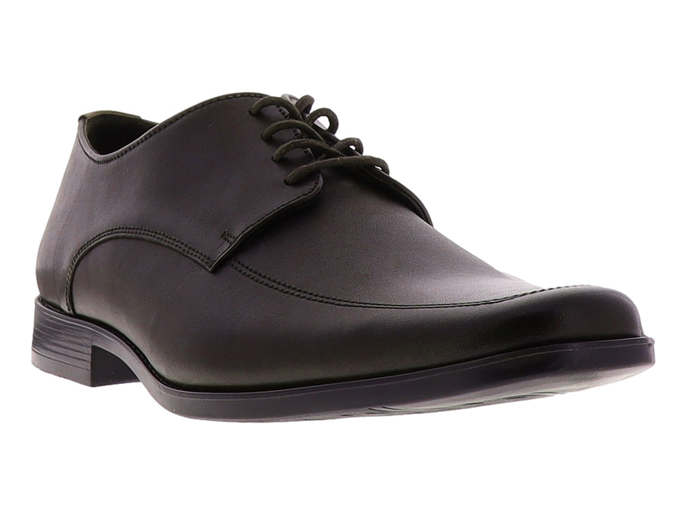 Zapato formal de color café oscuro con cordones y suela plana.