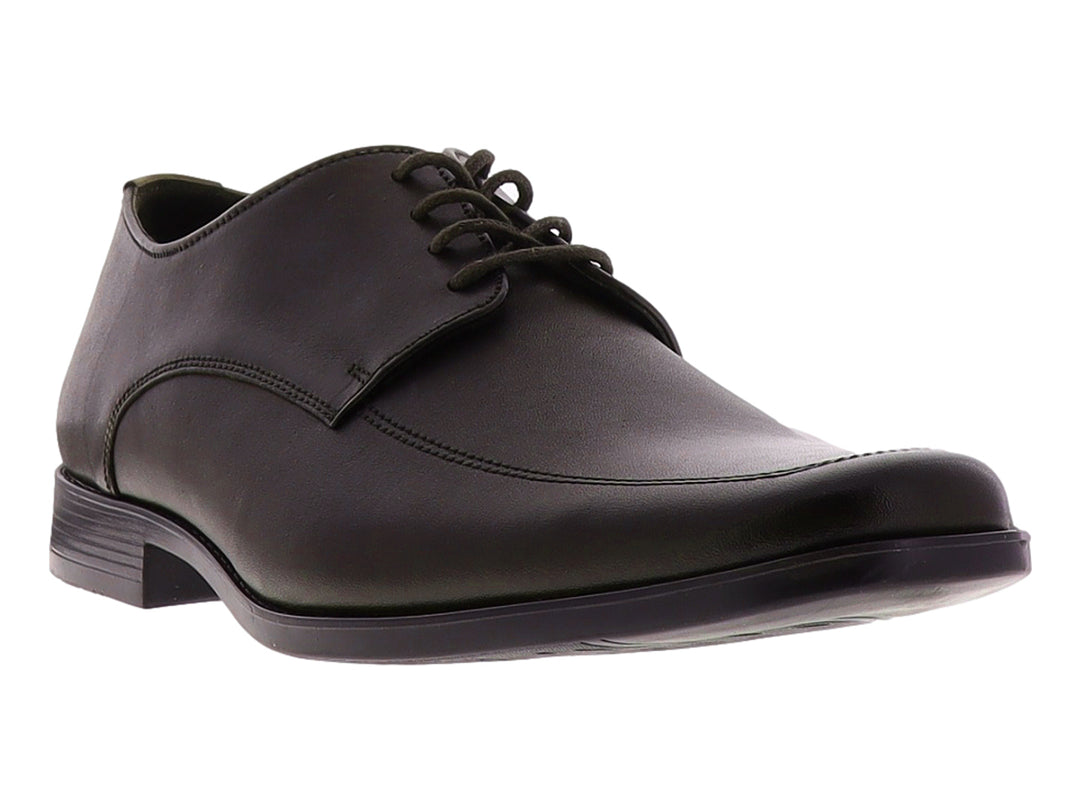 Zapato formal de color café oscuro con cordones y suela plana.