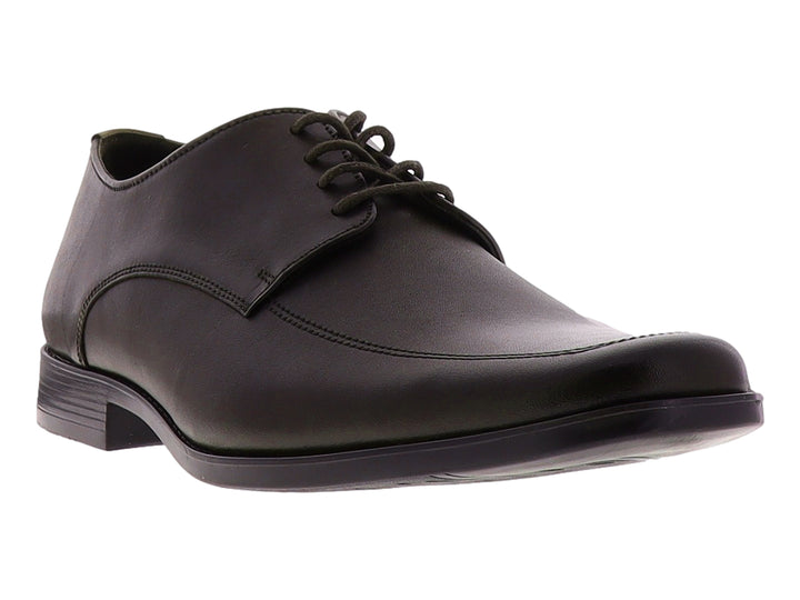 Zapato formal de color café oscuro con cordones y suela plana.