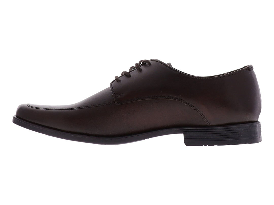 Zapato formal de color café oscuro con cordones y suela plana.