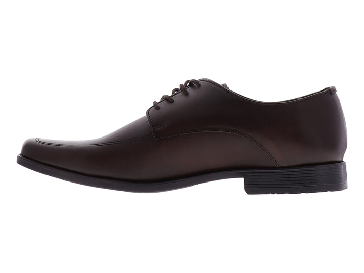 Zapato formal de color café oscuro con cordones y suela plana.