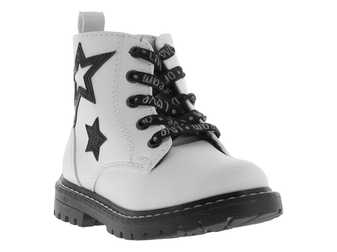 Bota blanca con estrellas negras, agujetas negras y suela track negra.