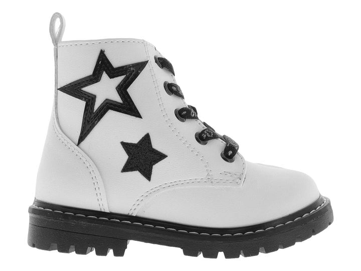 Bota blanca con estrellas negras, agujetas negras y suela track negra.
