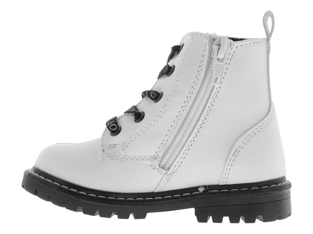 Bota blanca con estrellas negras, agujetas negras y suela track negra.