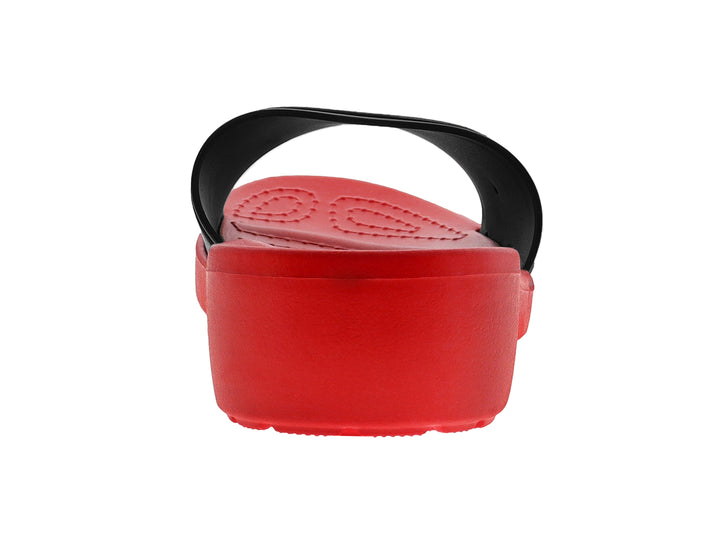 Sandalia infantil de color rojo con banda azul marino decorada con un personaje animado.