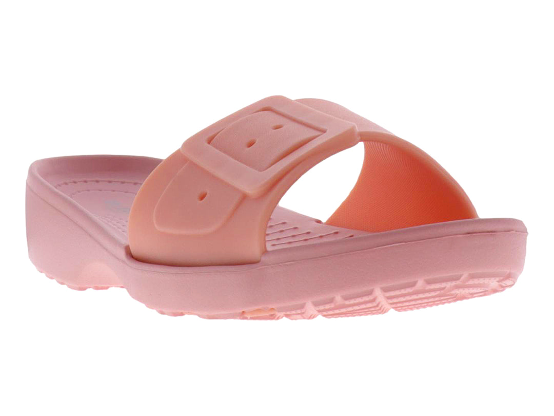 Sandalias color palo de rosa con una banda ancha y hebilla decorativa frontal sobre fondo blanco.
