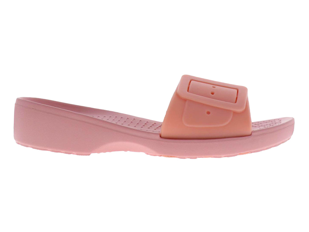 Sandalias color palo de rosa con una banda ancha y hebilla decorativa frontal sobre fondo blanco.
