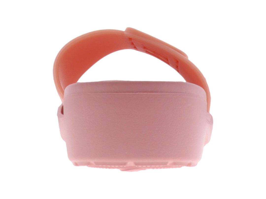 Sandalias color palo de rosa con una banda ancha y hebilla decorativa frontal sobre fondo blanco.