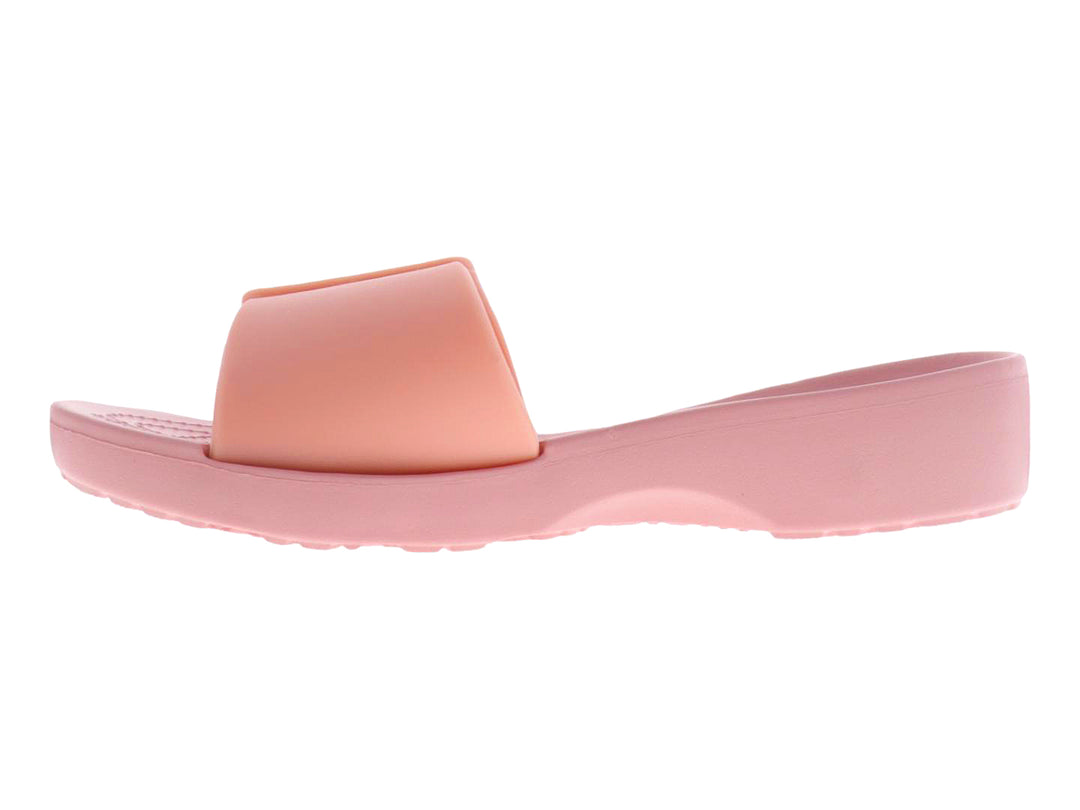 Sandalias color palo de rosa con una banda ancha y hebilla decorativa frontal sobre fondo blanco.