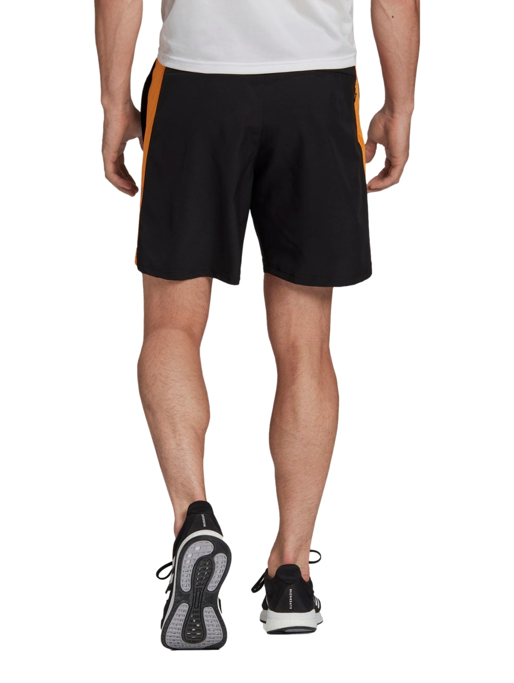 Pantalones cortos deportivos Adidas color negro con detalles laterales en naranja y franjas reflectantes.