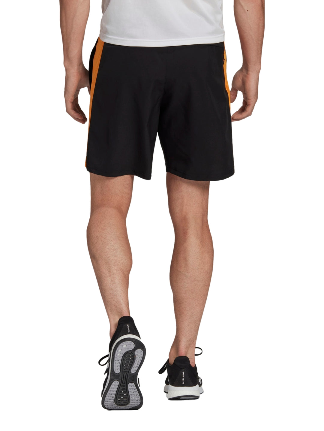 Pantalones cortos deportivos Adidas color negro con detalles laterales en naranja y franjas reflectantes.