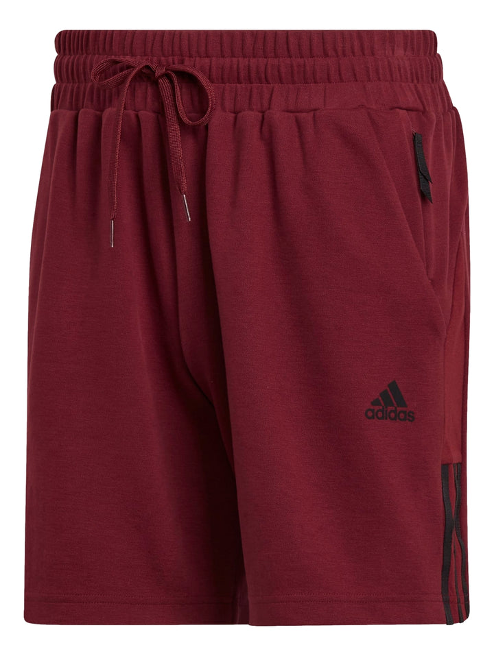 Hombre usando shorts deportivos Adidas en color rojo oscuro.