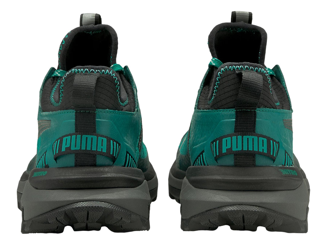 Tenis PUMA Voyage Nitro GTX color verde azulado con suela gris oscuro y detalles negros.