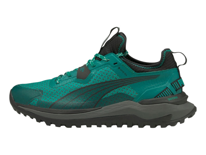 Tenis PUMA Voyage Nitro GTX color verde azulado con suela gris oscuro y detalles negros.