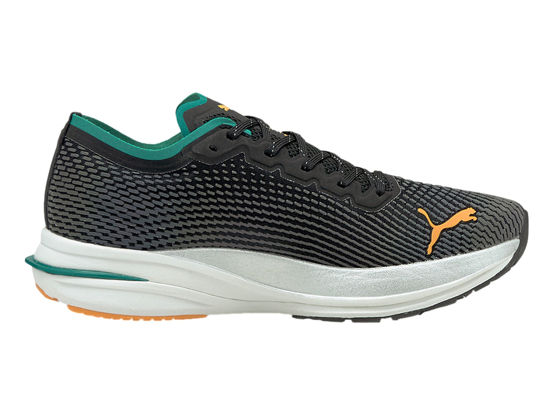 Tenis PUMA DEVIATE NITRO WTR color negro con suela blanca y detalles en verde y naranja.